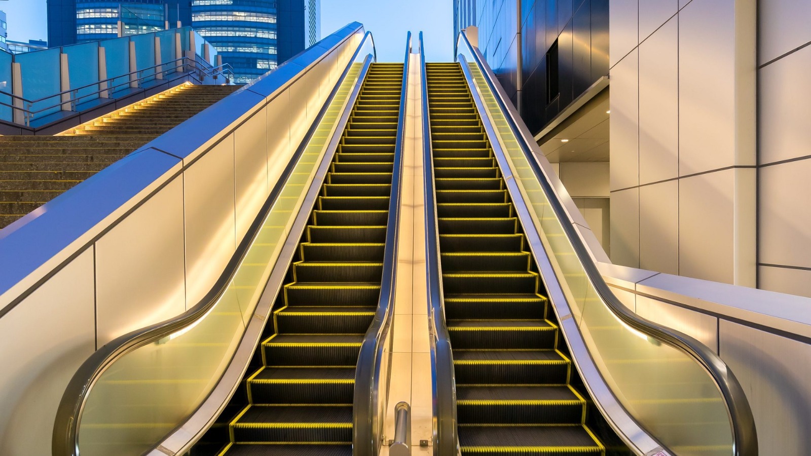 Heavy-duty escalator for high foot traffic